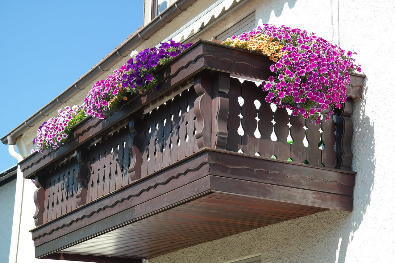 Aiuola verticale colorata su un balcone, ideale per risparmiare spazio e abbellire l'ambiente esterno.