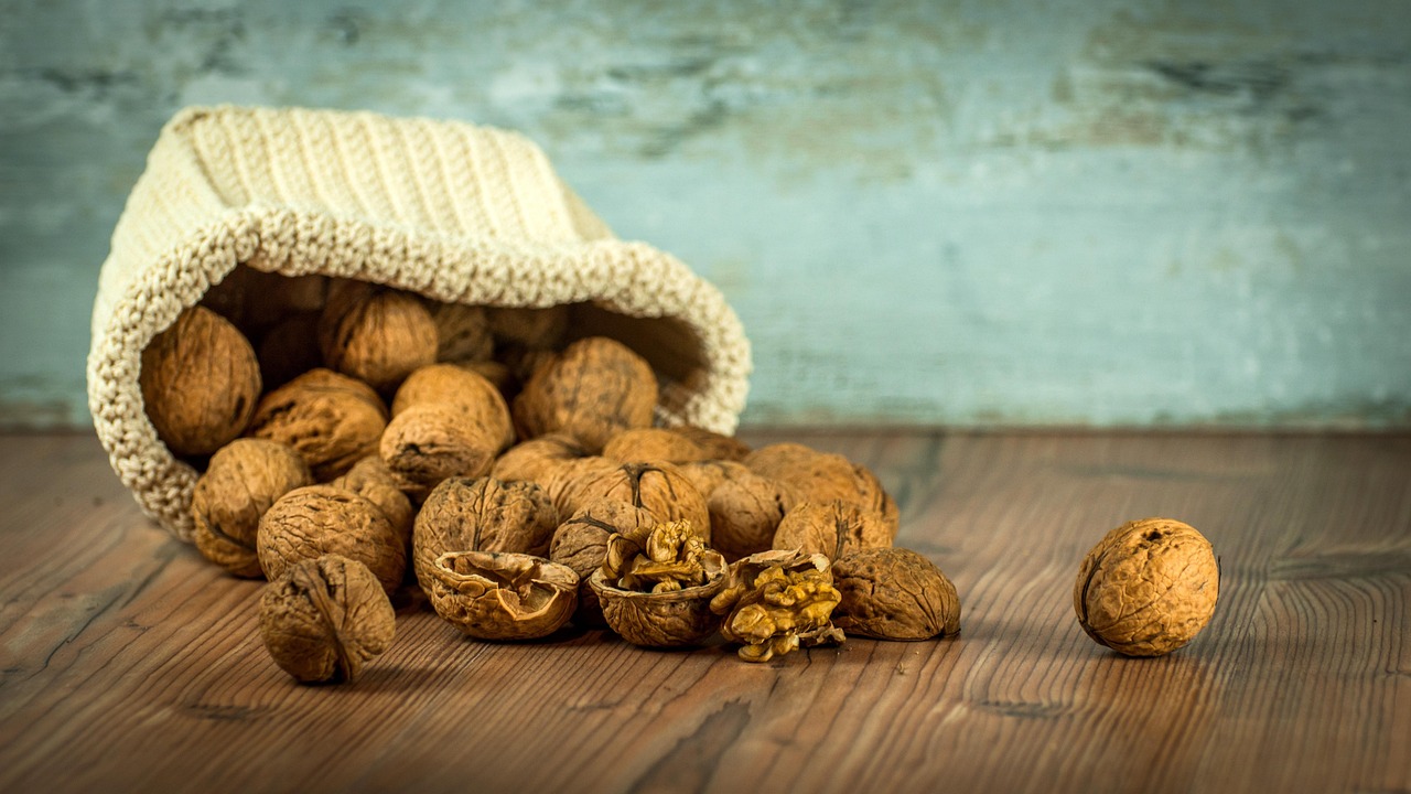 Noci su un tavolo con ricette tradizionali per abbassare la glicemia.