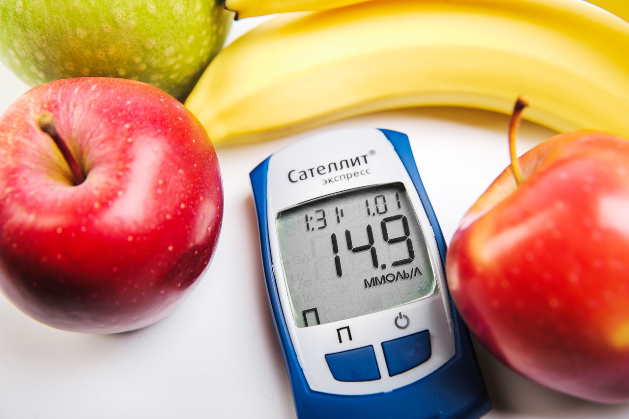Piatto di cibi salutari per abbassare la glicemia dopo i pasti, come verdure e cereali integrali.